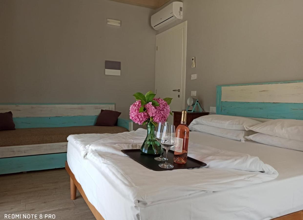 Vierbettzimmer mit externer Küchenzeile und Poolblick