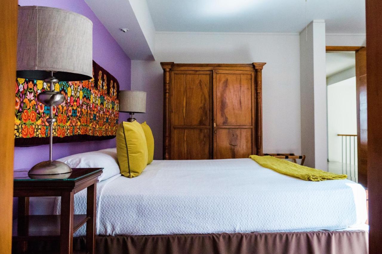 Habitación con cama extragrande.