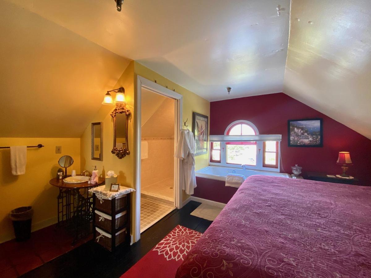 King Suite with Balcony and Spa Bath - Attic