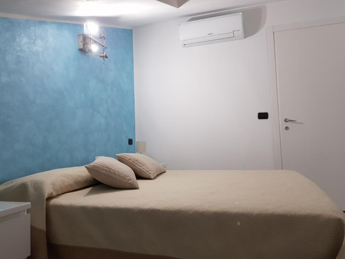 Camera Doppia con Letti Singoli con Servizi Igienici in Comune