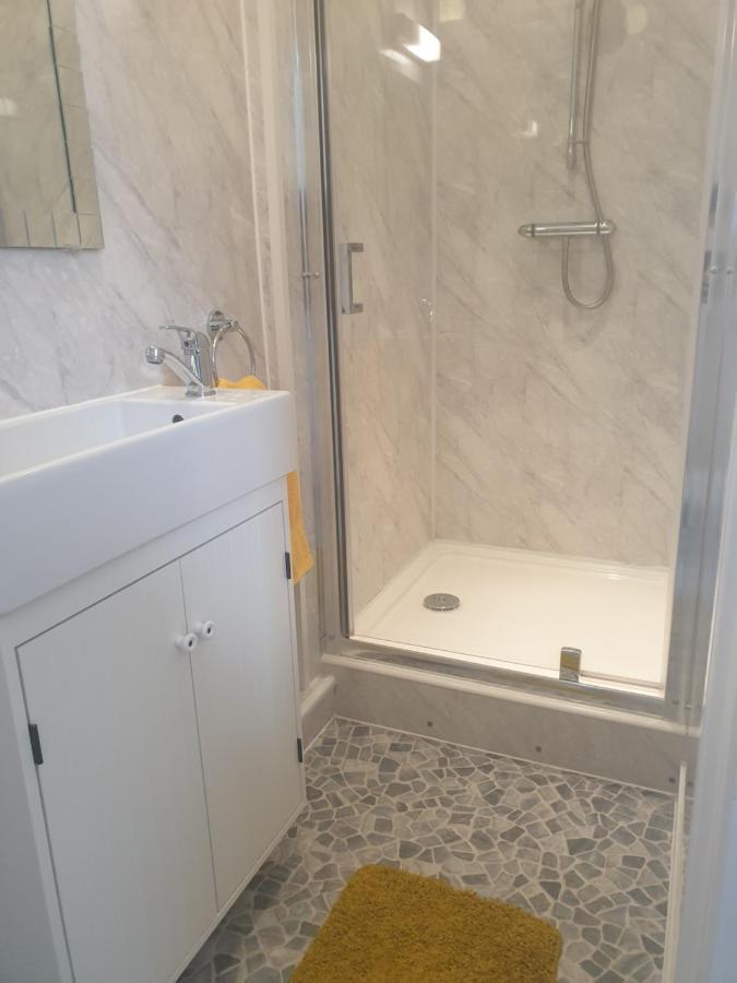 Deluxe Double Room Shower,1049596081:JPEG