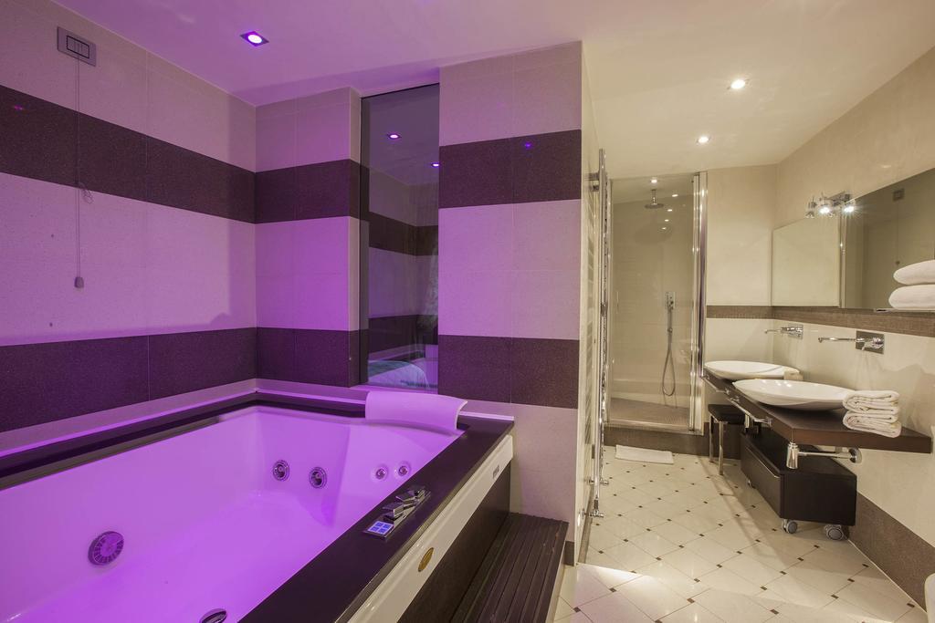 Deluxe Suite with Spa Bath