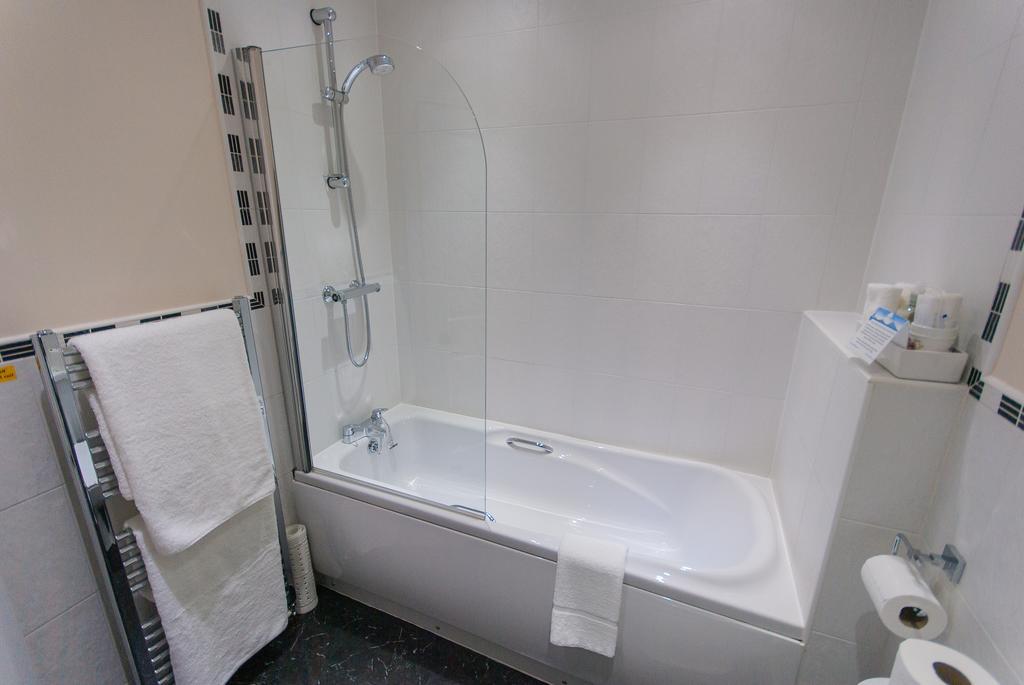 Superior King with Bath/Shower Room 8