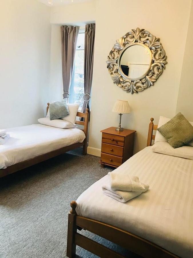 Twin Room - Road Side