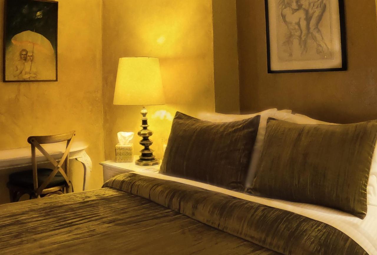 Habitación con cama grande y balcón