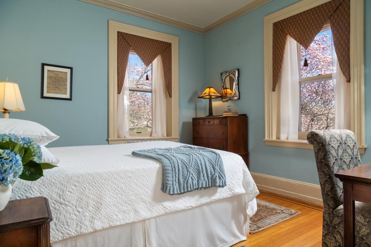 Queen Room with Garden View