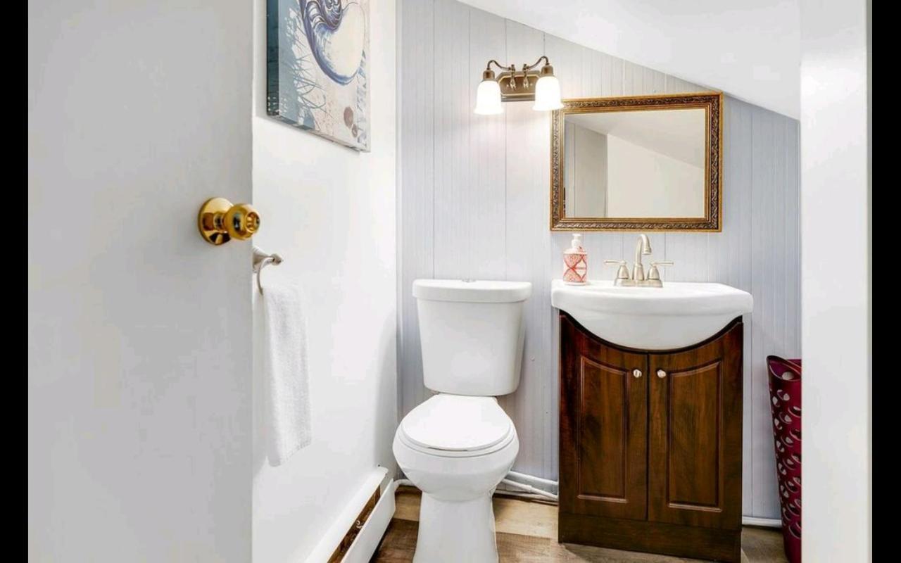 Queen Room with Shared Bathroom,1128757842:JPEG