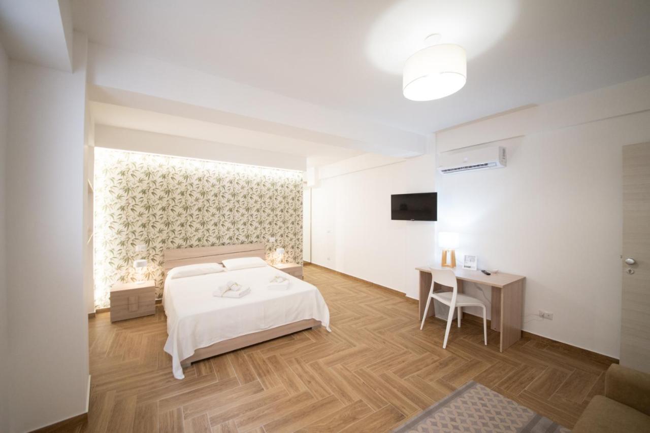 Deluxe Double Room Shower