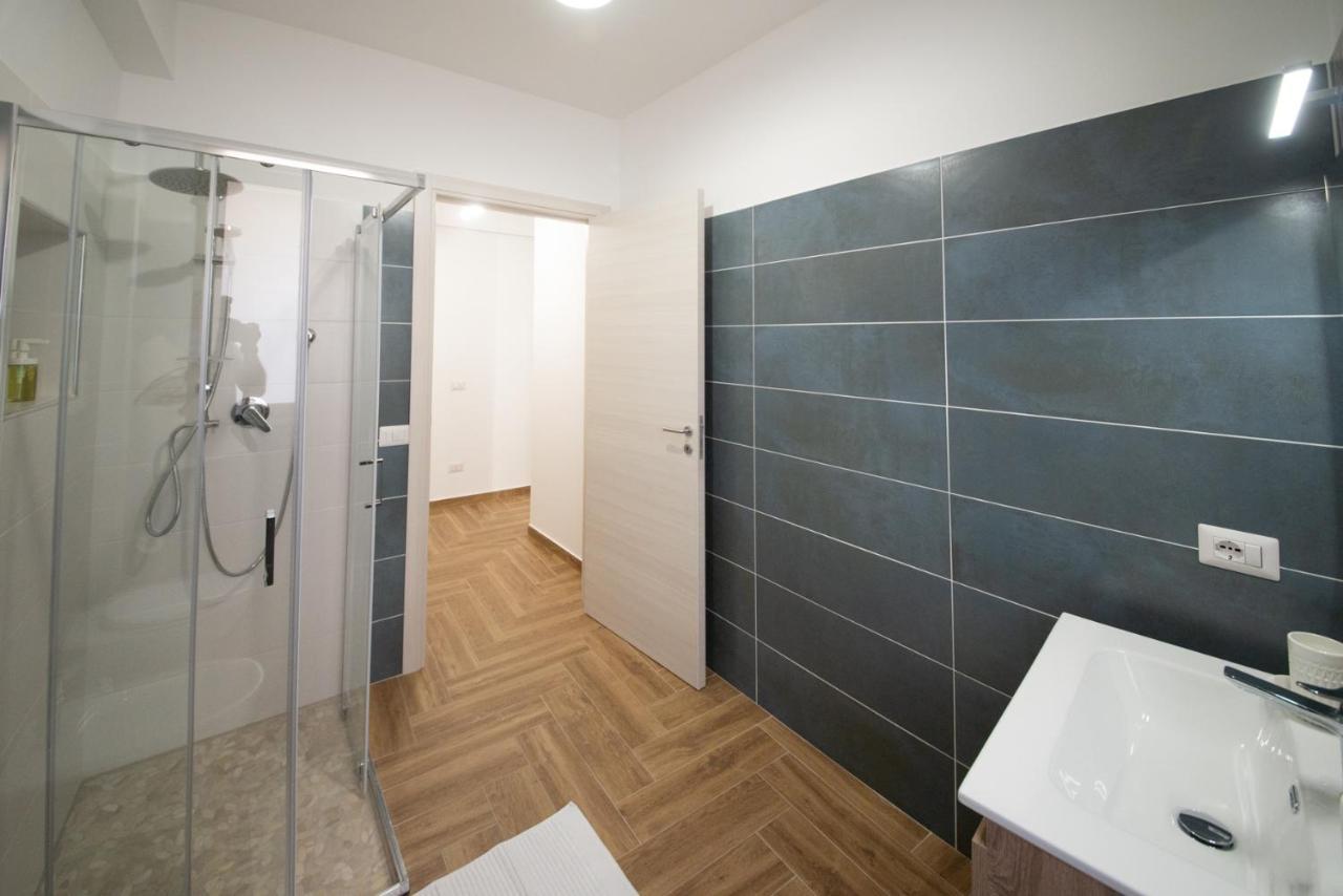 Deluxe Double Room Shower
