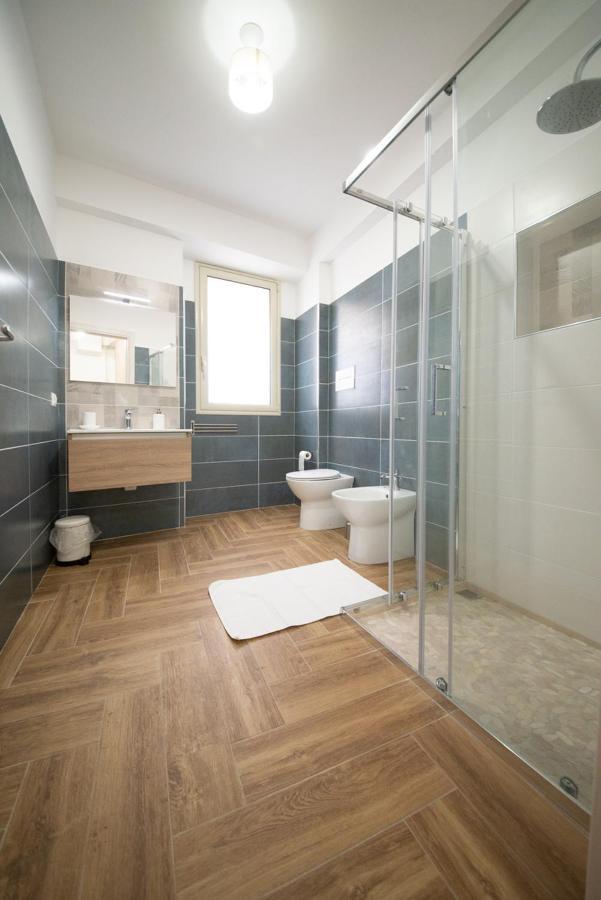 Deluxe Double Room Shower