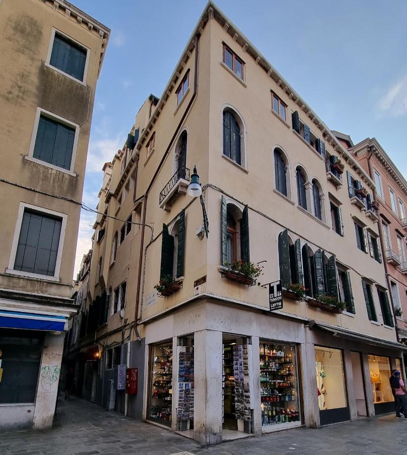 Classic Double Room with Square View,1196103385:JPEG