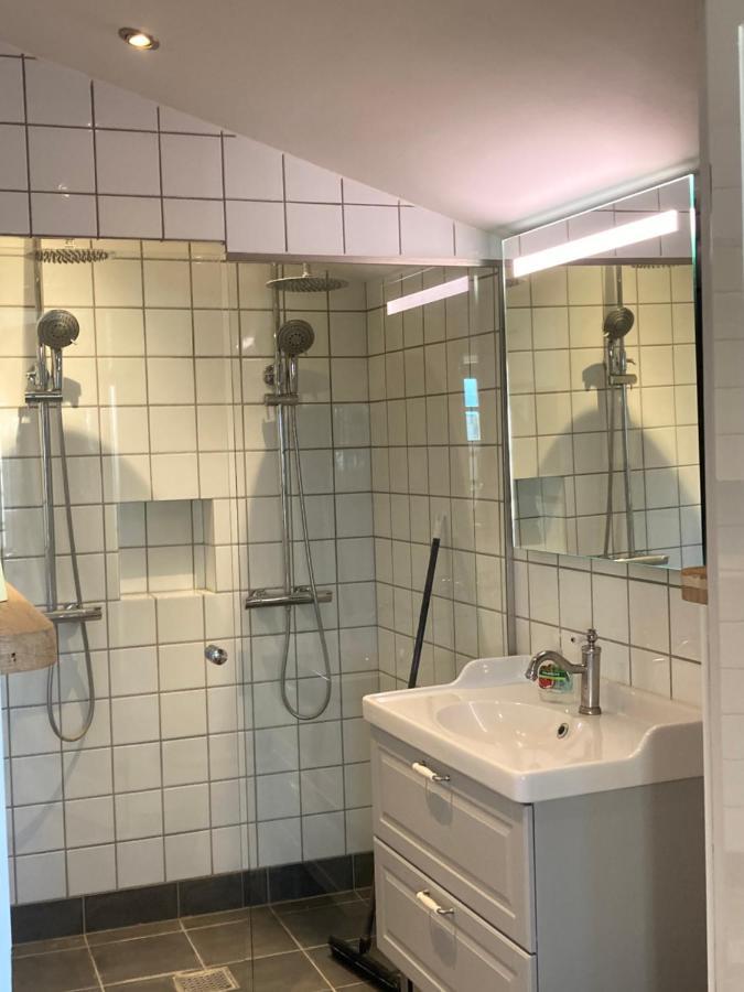 Dobbeltværelse med eget badeværelse og adgang til fælles køkken