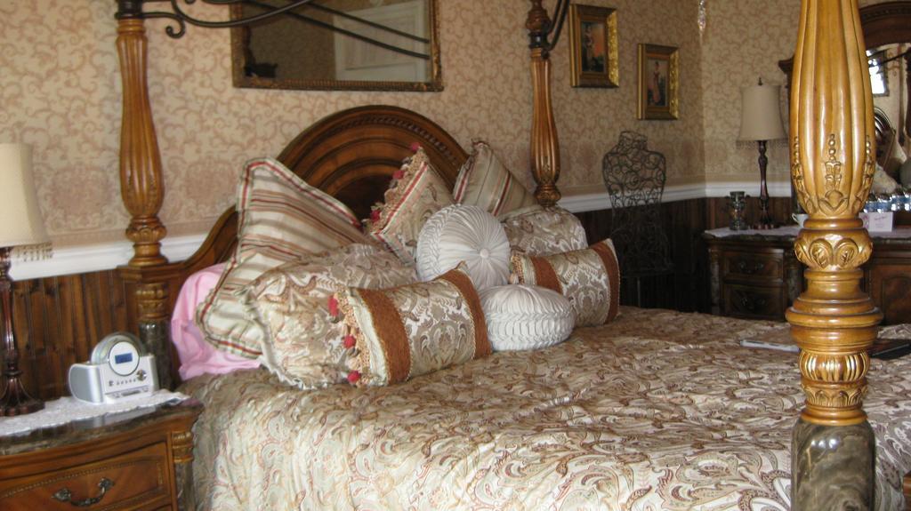 Habitación con cama extragrande y vistas al mar