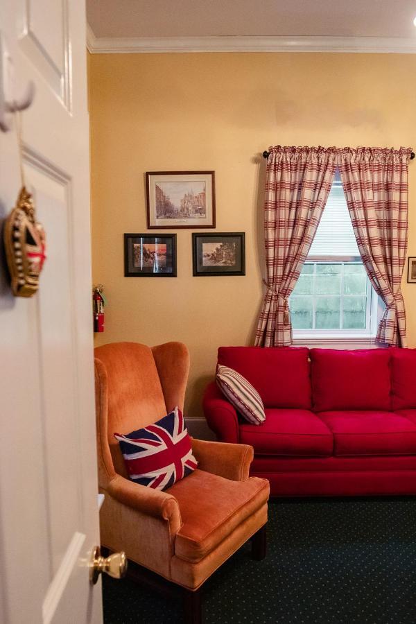 Deluxe Queen Suite