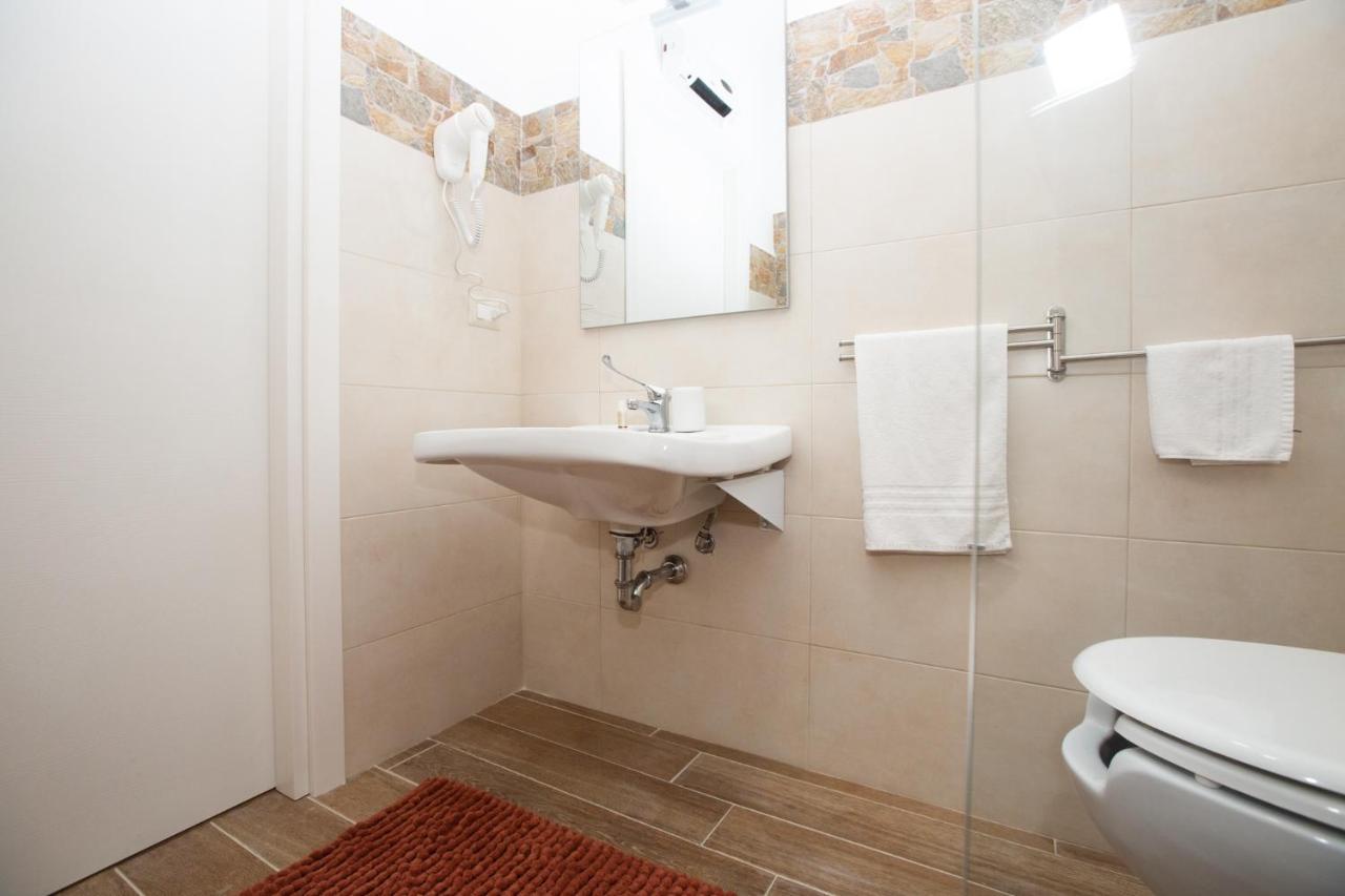 King Room Roll Shower Disability Access