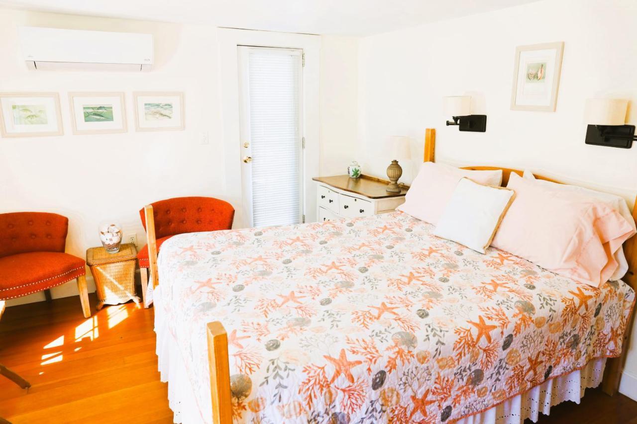 Queen Room with Balcony #201