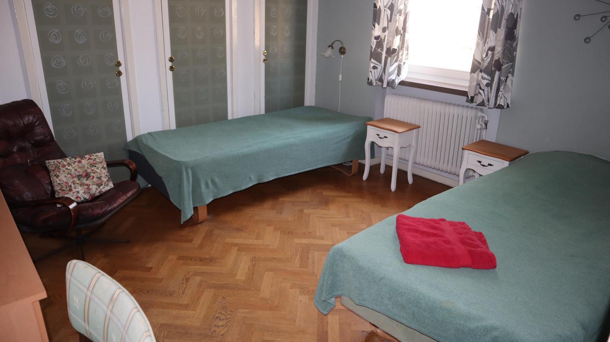 Tvåbäddsrum med delat badrum