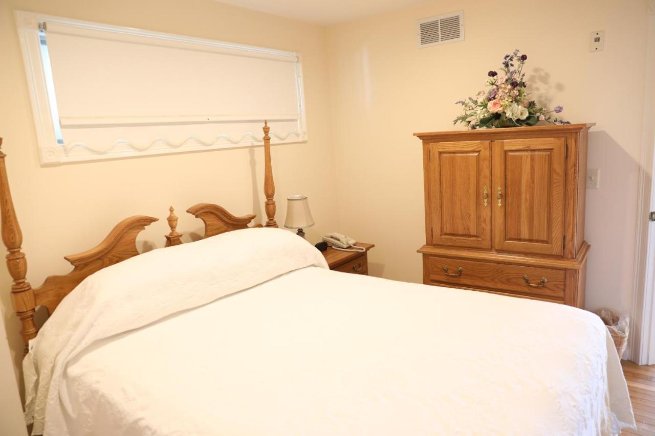 One-Bedroom Suite with Kitchen, Deck, and Partial Ocean View – 1A