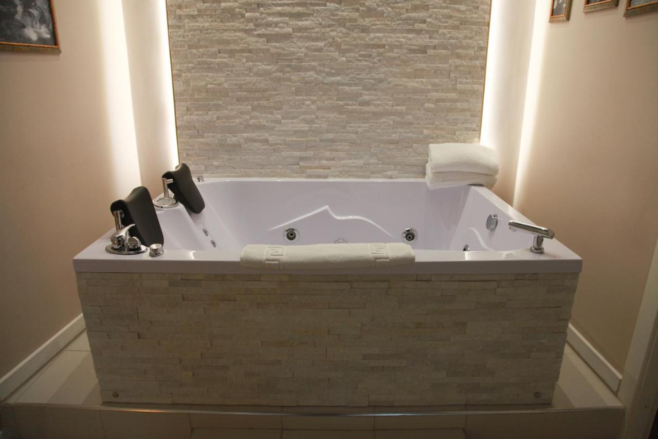 Queen Suite Spa Bath