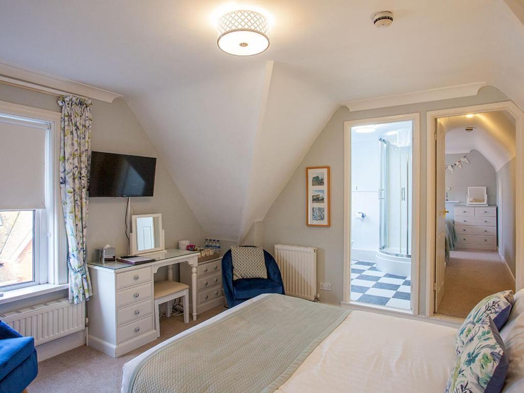 Family Suite (2 Adults + 2 Children)