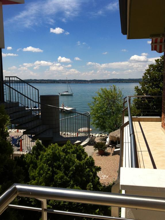 Camera Matrimoniale/Doppia con Letti Singoli con Balcone e Vista Laterale Lago
