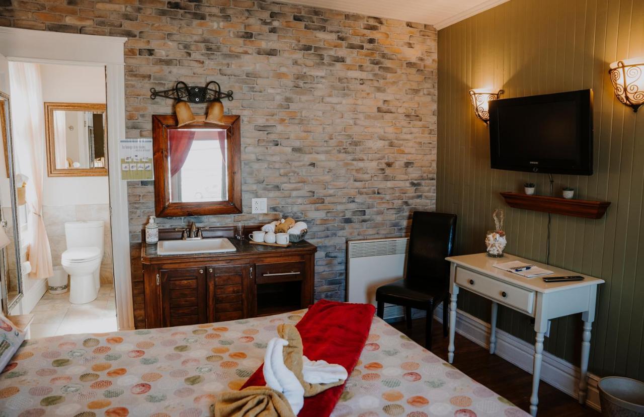 Queen Room with Private Bathroom - Coquelicot