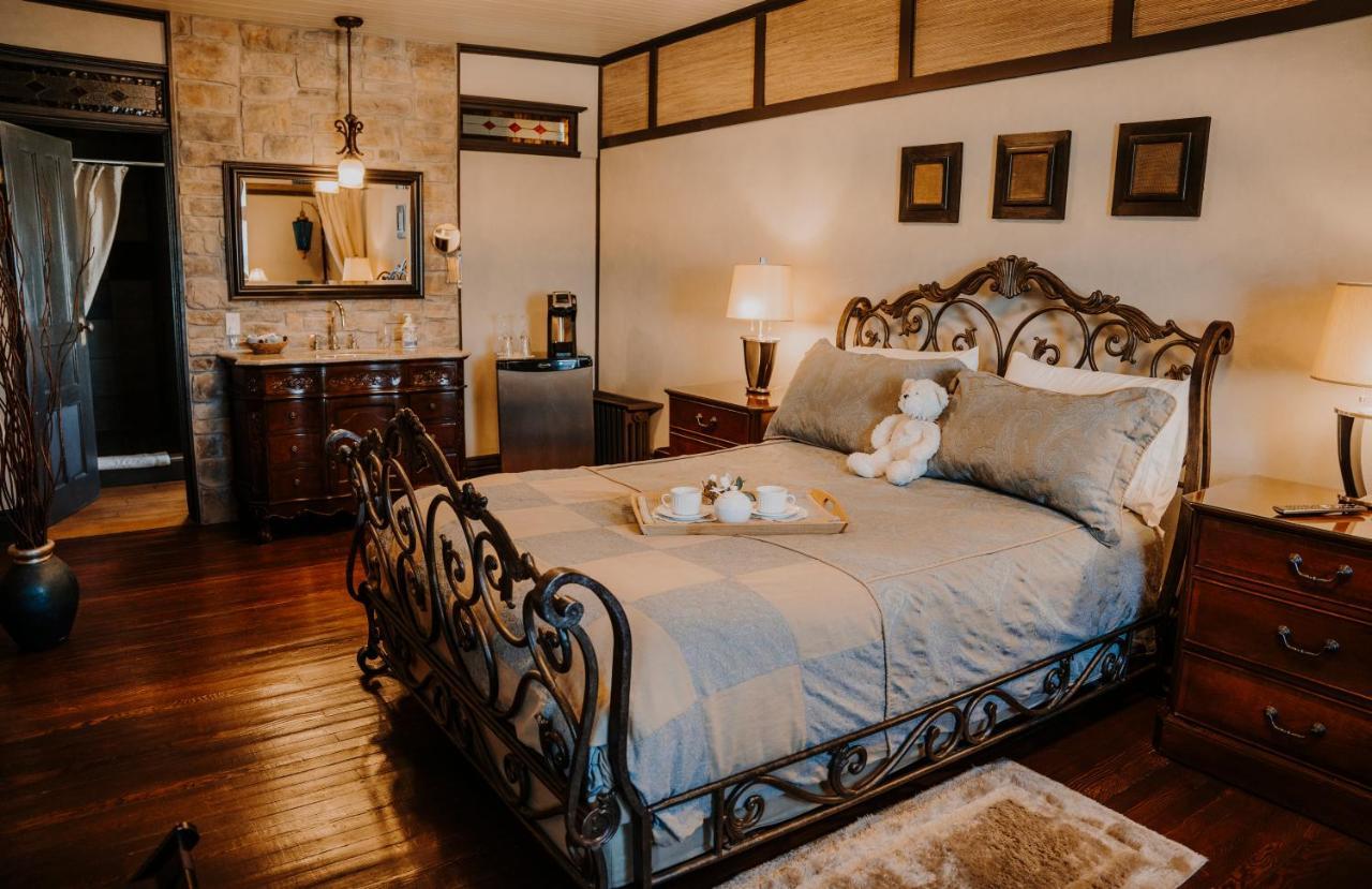 Suite with Private Bathroom - L'éphémère