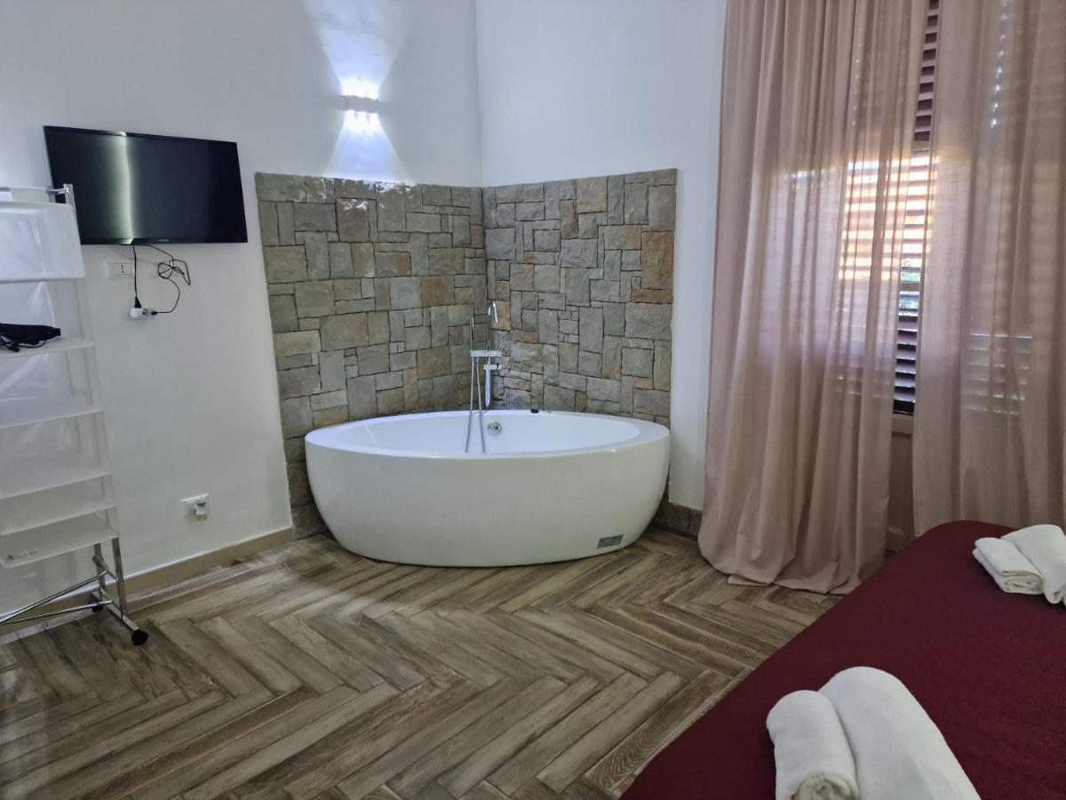 Deluxe Double Room Bath