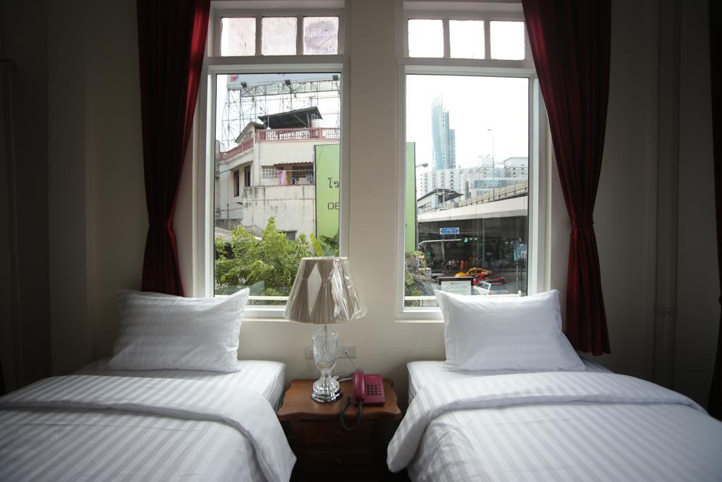 Corner Twin Room with City View