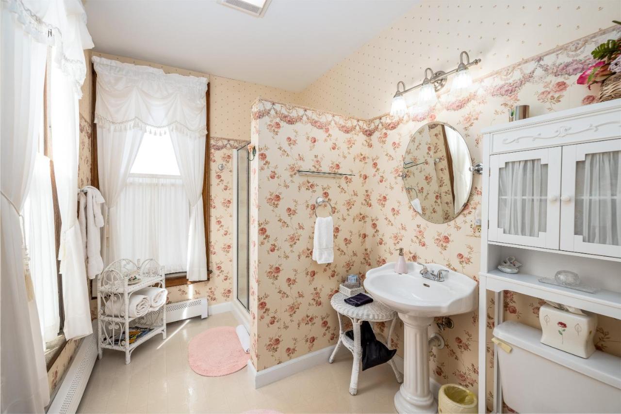 Queen Room without