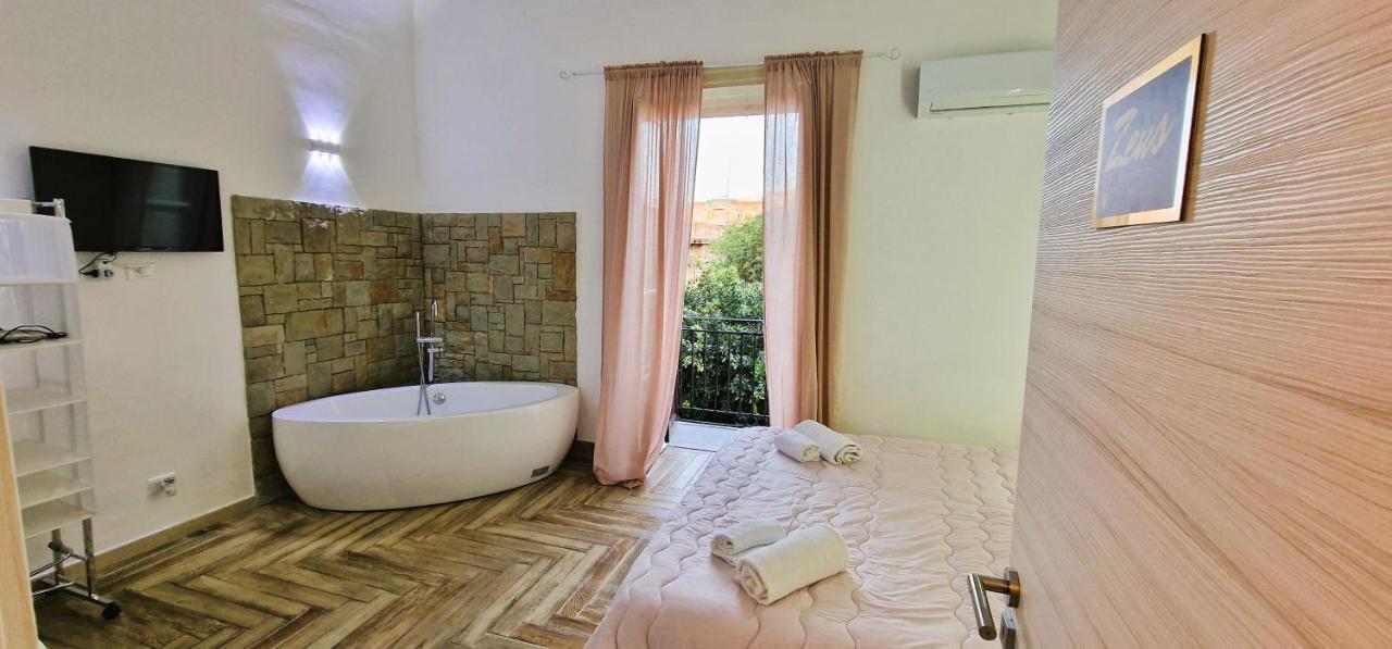 Deluxe Double Room Bath