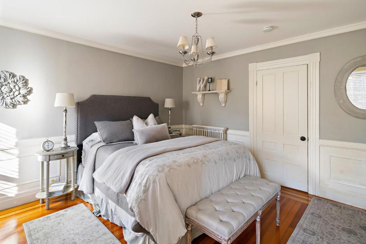 Deluxe Queen Suite