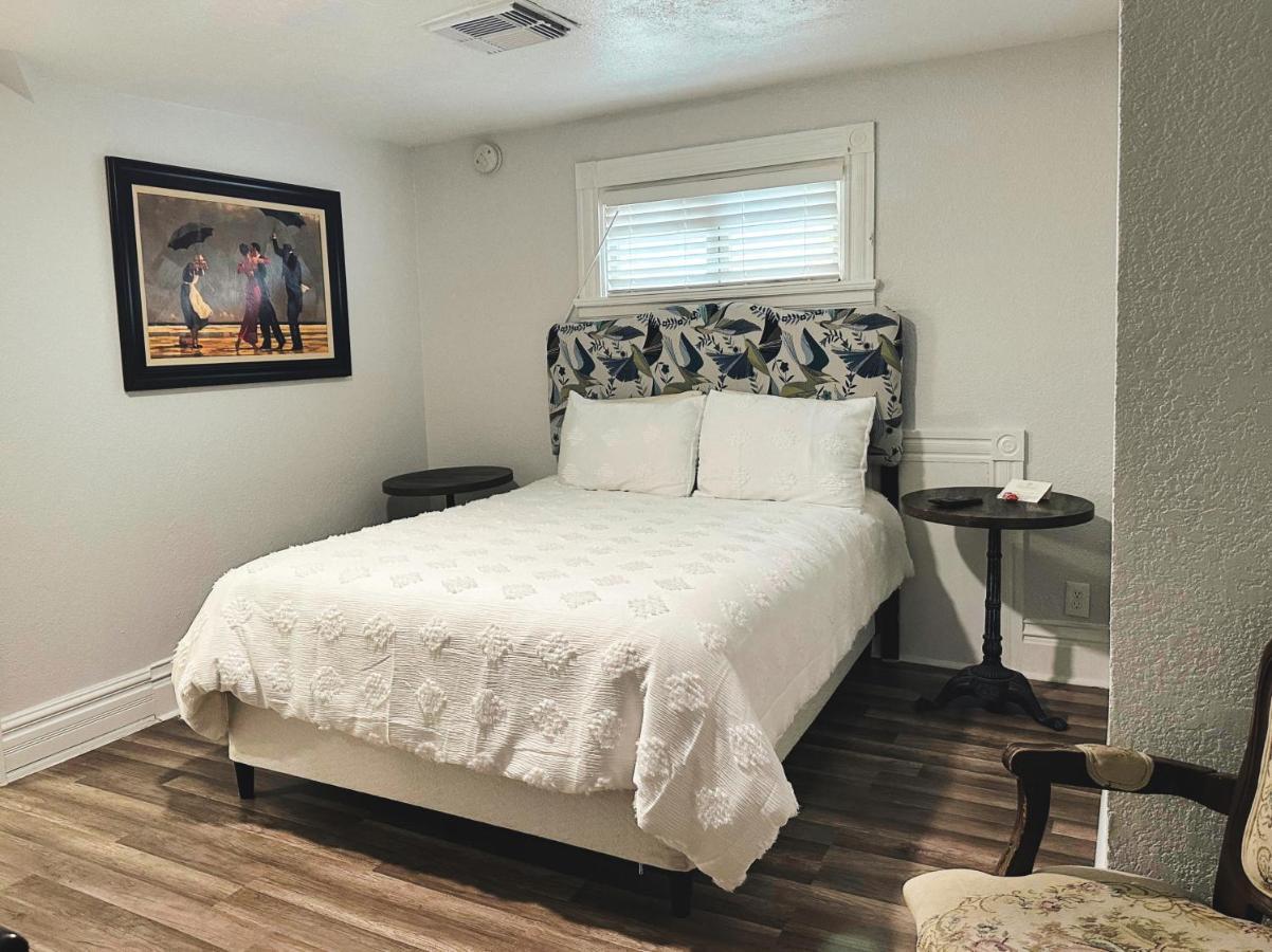 Queen Room,1350262357:JPEG