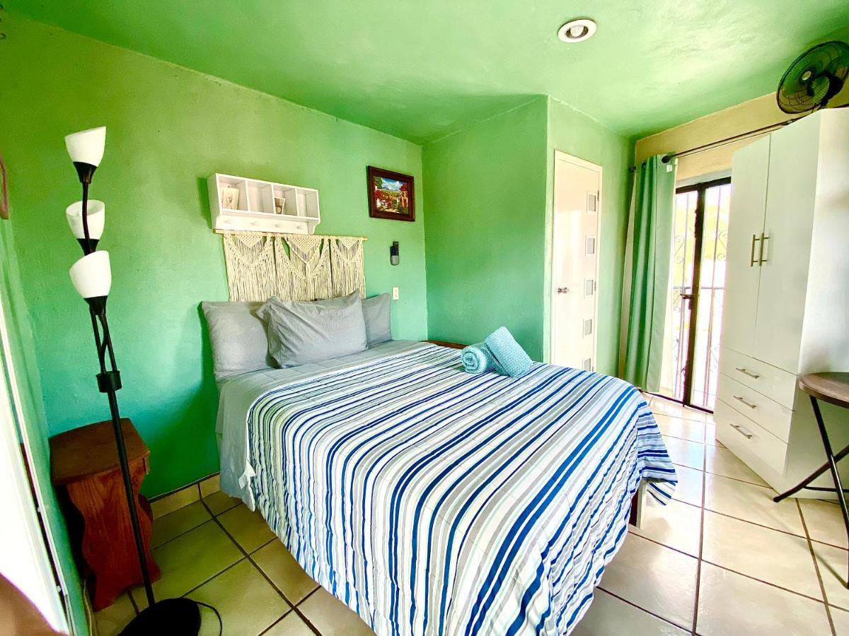 Habitación con cama grande