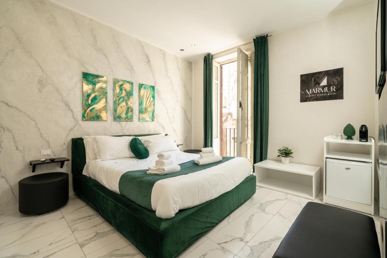 Suite con bañera de hidromasaje y cama grande