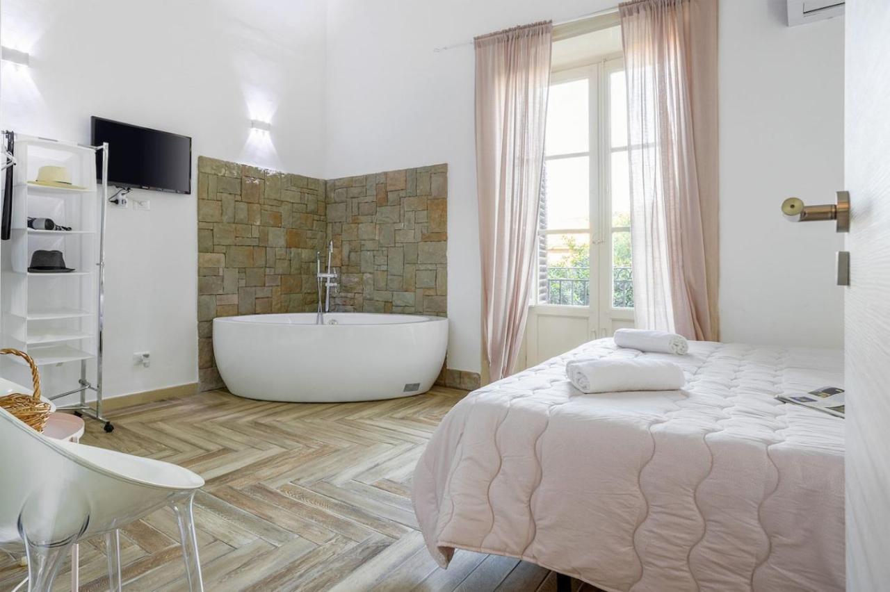 Deluxe Double Room Bath