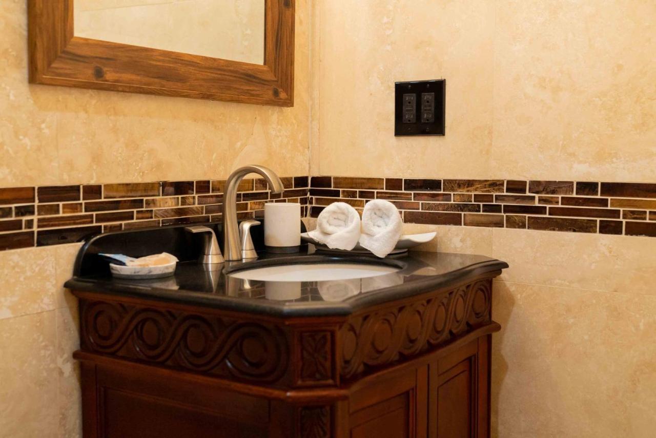 Queen Room,1552188457:JPEG