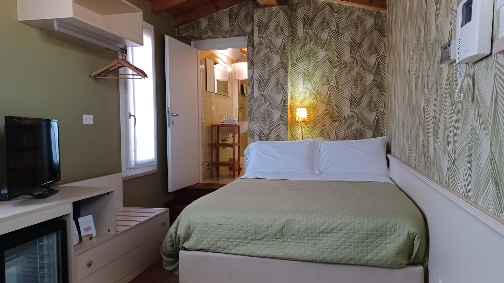 Small Double Room,110448429:JPEG