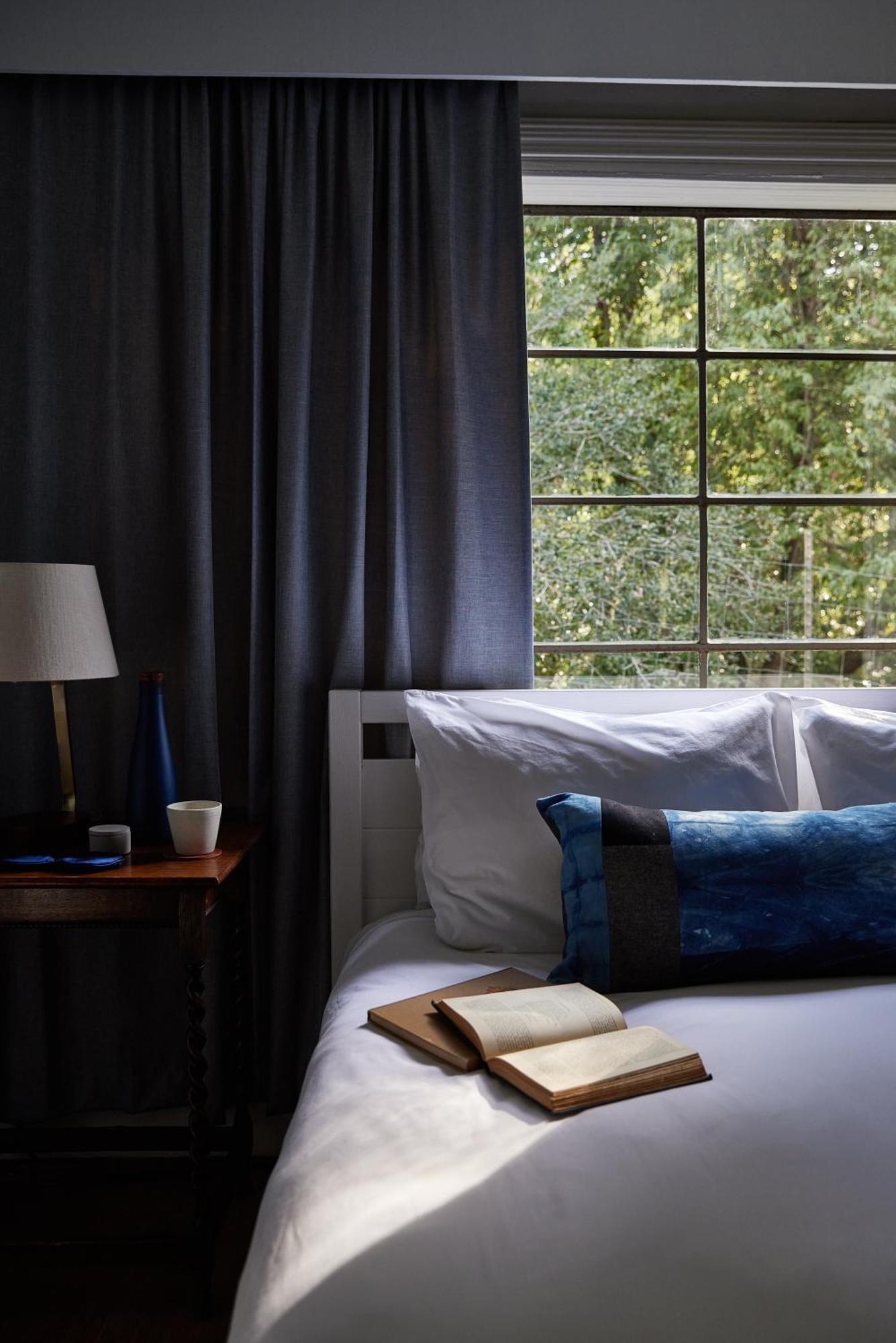 Deluxe Double Room with Bath - Pet Free