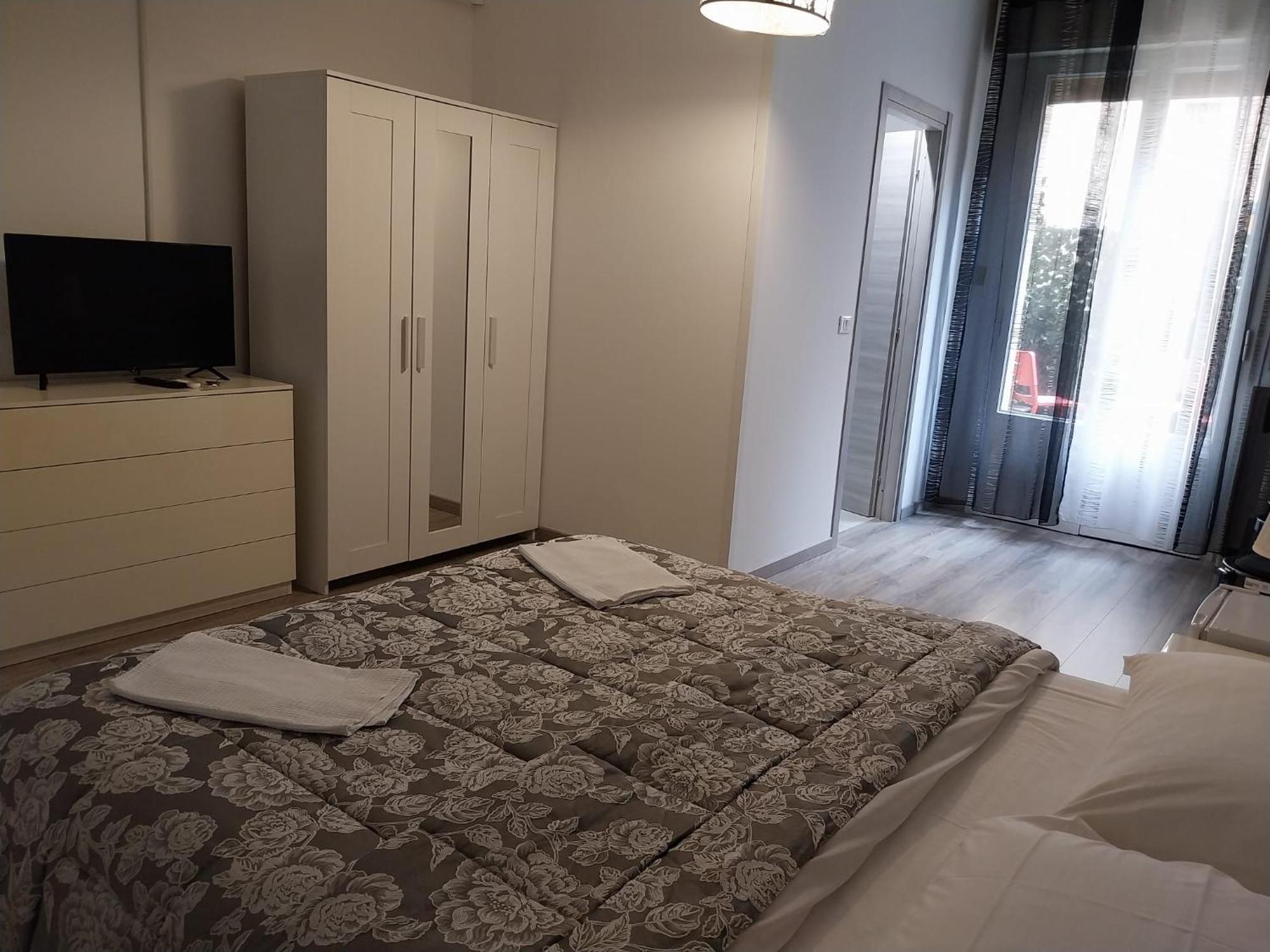 Habitación con cama extragrande y balcón