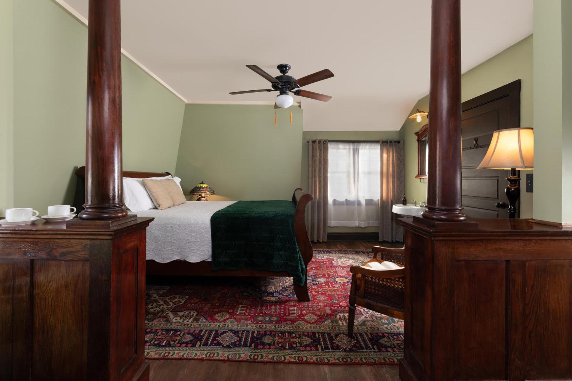 Queen Room,1521198049:JPEG