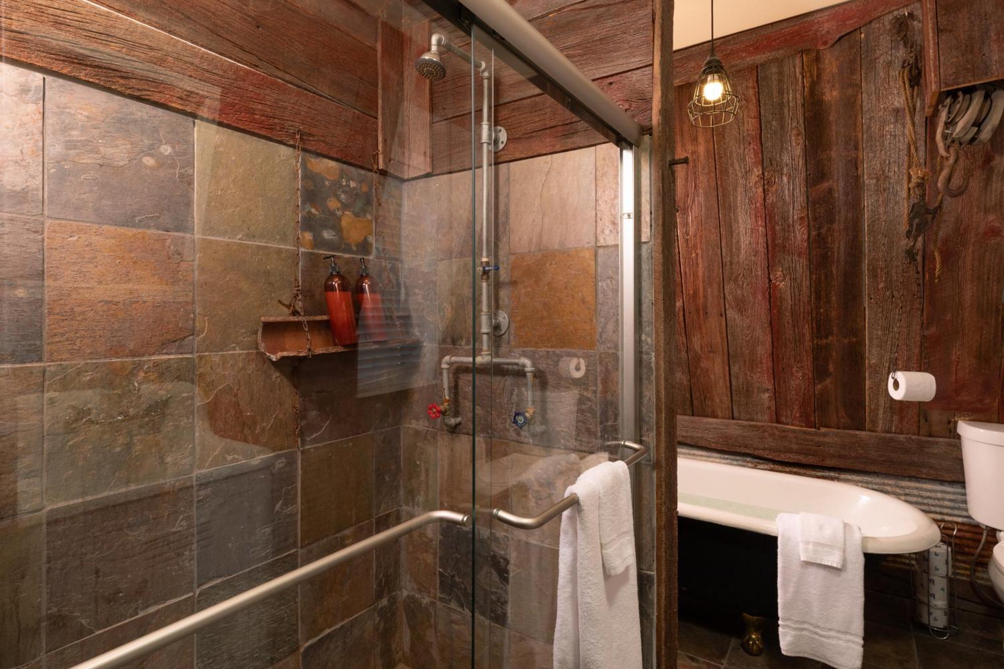 Queen Room,1521203590:JPEG