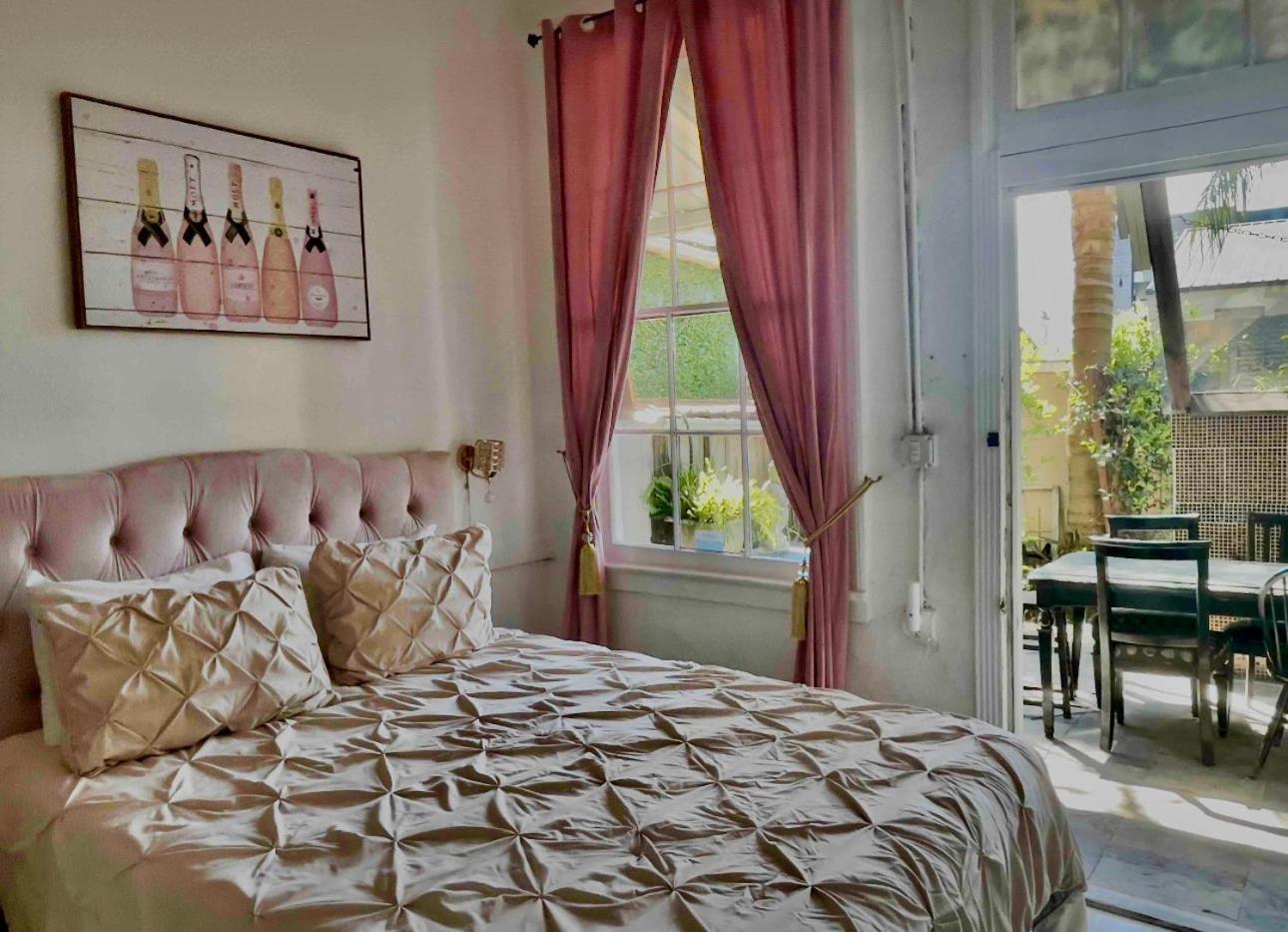 Deluxe Queen Room 4