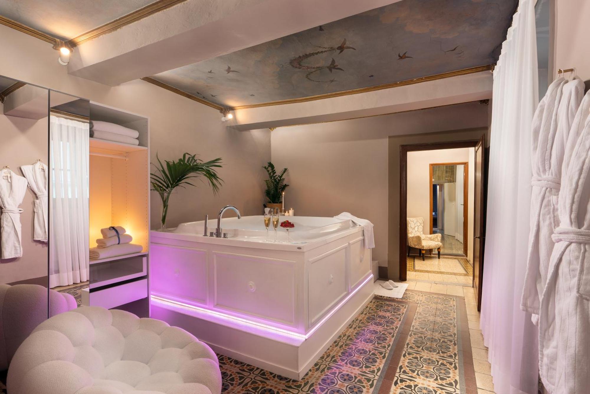 Queen Suite with Spa Bath,1523992945:JPEG