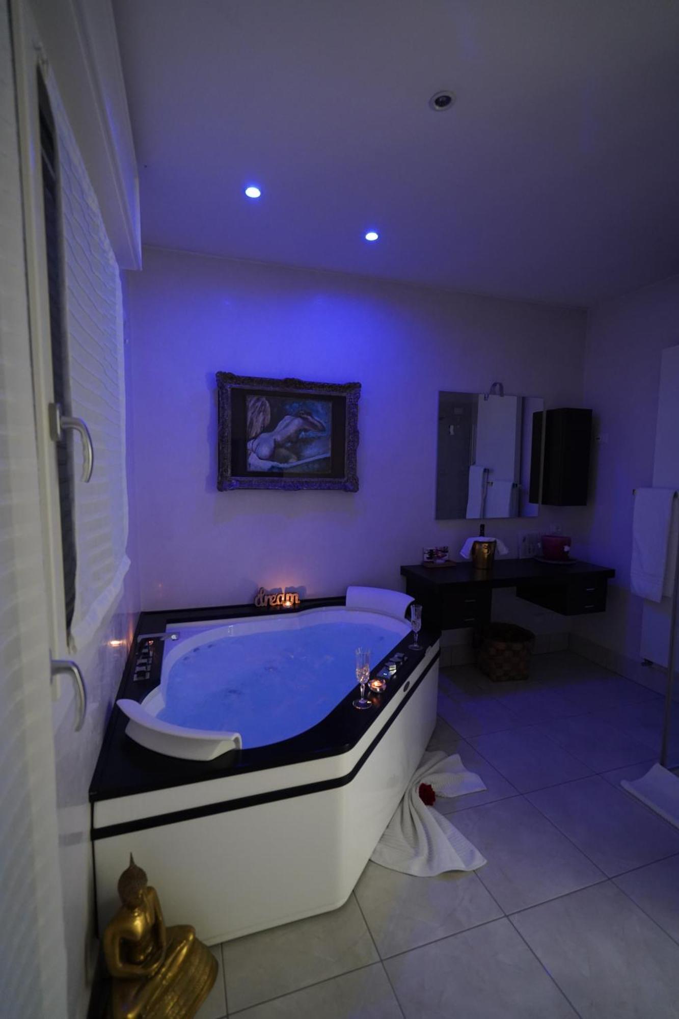 Queen Room Spa Bath,1524185542:JPEG