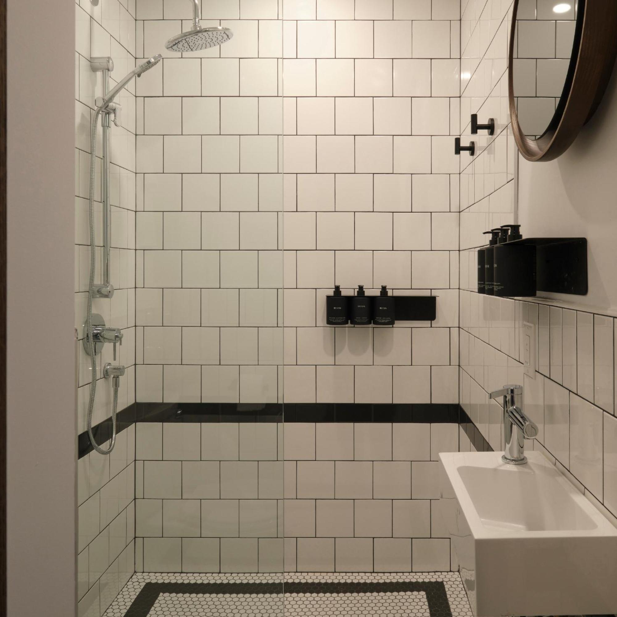 Habitación con cama grande