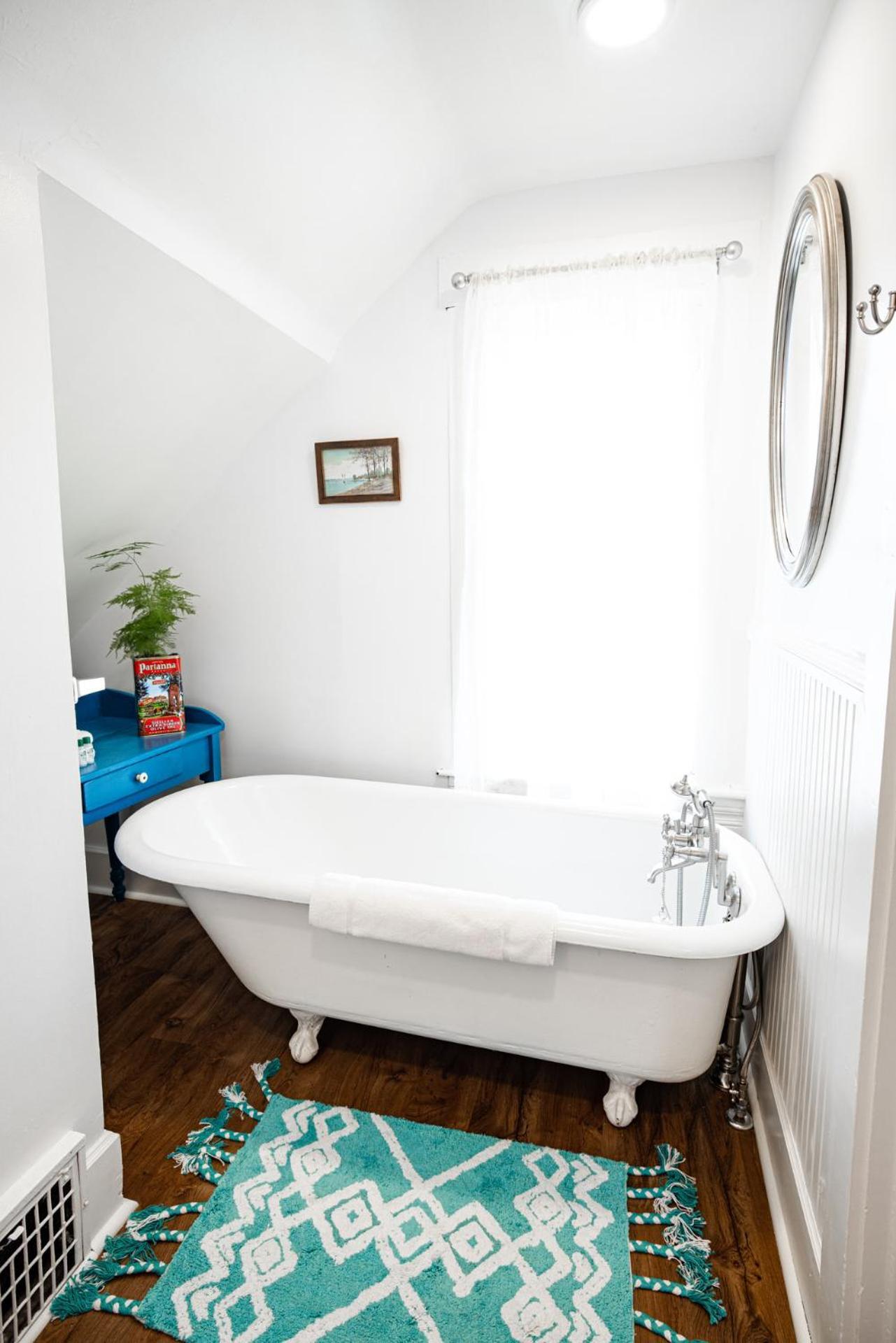 Quadruple Room Bathroom,1539384277:JPEG