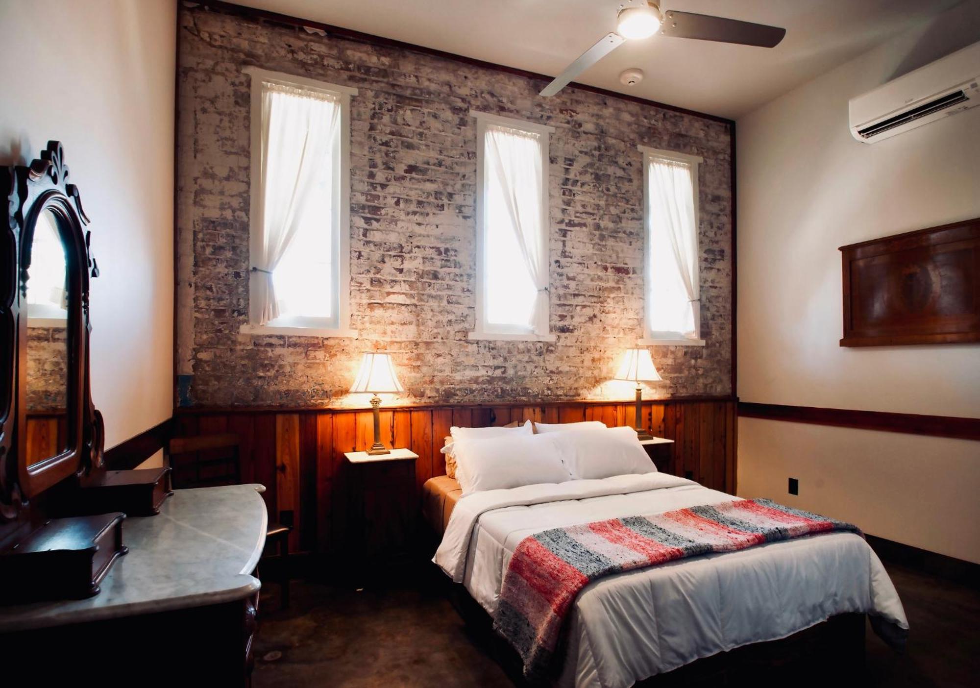 Queen Room,1541354512:JPEG