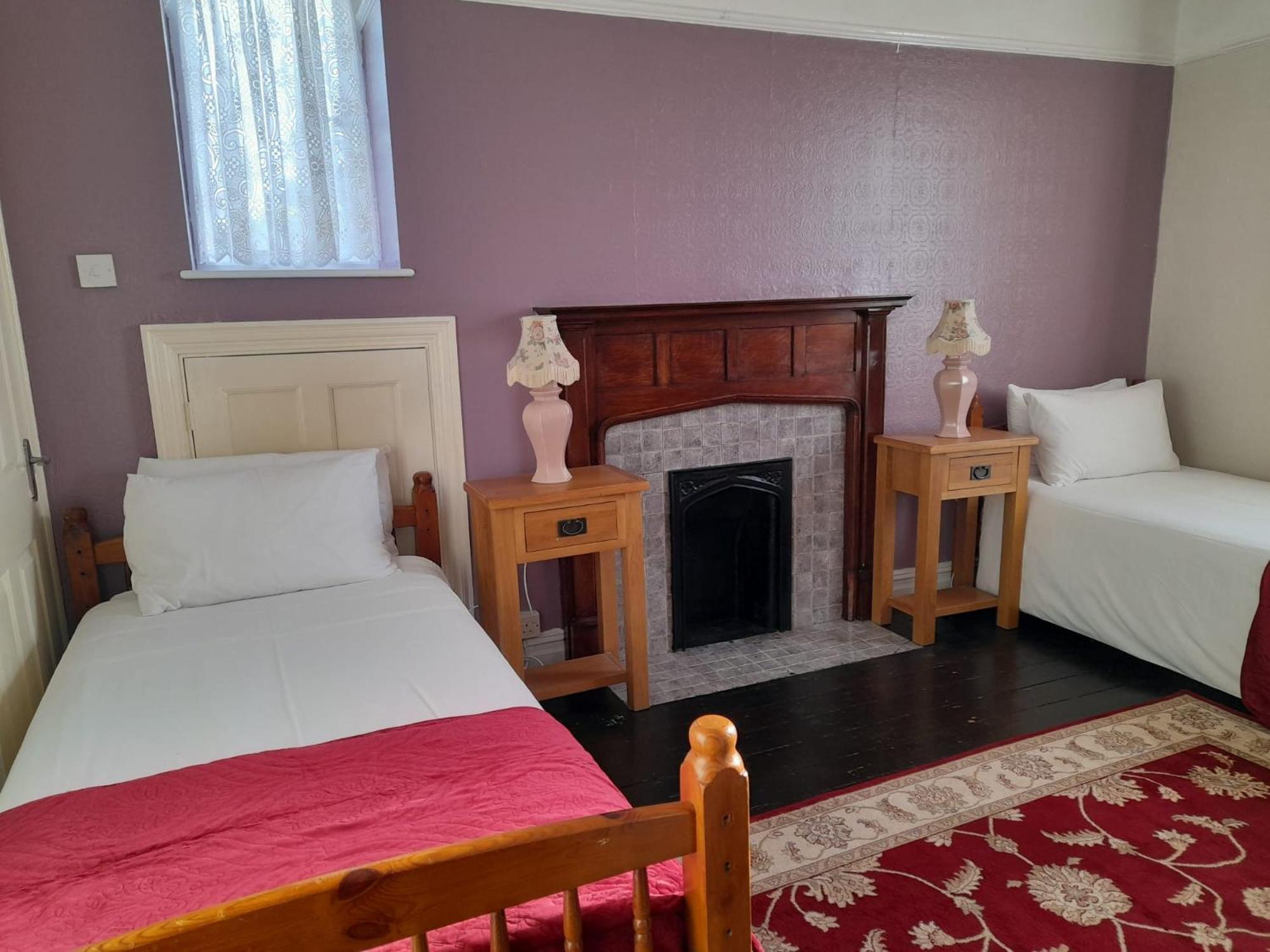 Twin Room,1542125839:JPEG