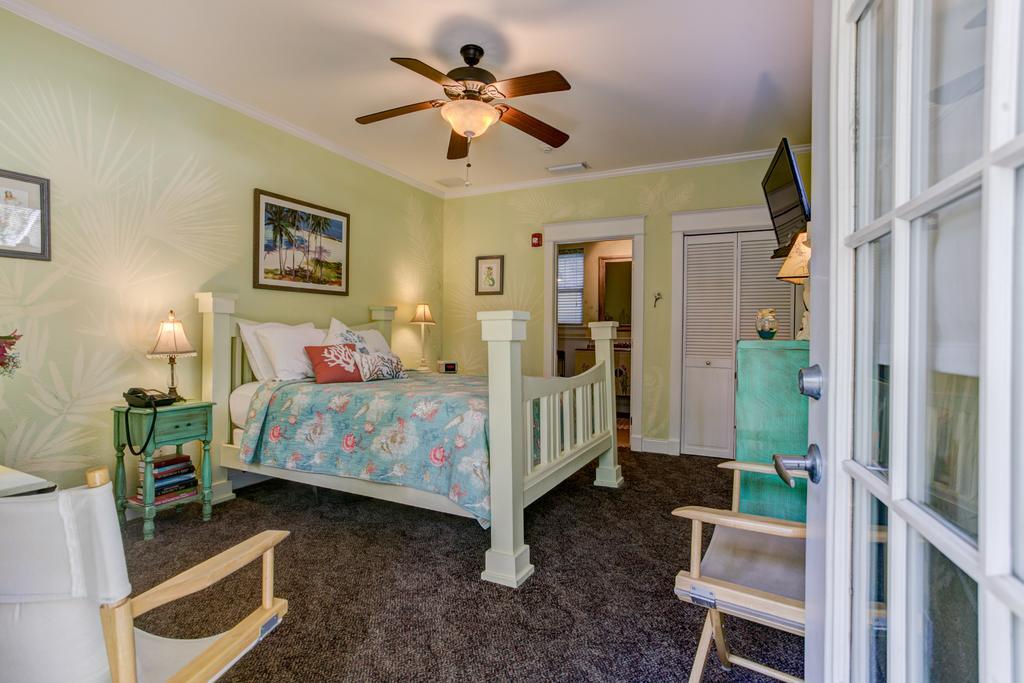 Deluxe Queen Suite - Not Pet Friendly